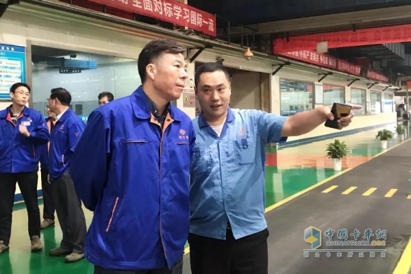 The party secretary and chairman of the Fast Group, Yan Jianbo, led the team members to go deep into the high-tech factory production line of research and guidance work.