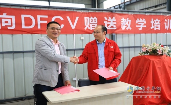 Dongfeng Cummins donated 40 teaching remanufacturing engines to Dongfeng Commercial Vehicles