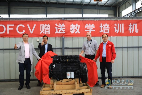 Li Lianzhi, deputy director of Dongfeng Commercial Vehicle Service Department, Liu Jianke, chief of Dongfeng Commercial Vehicle Service Technology, Ryan Putnam, Director of Cummins China Service Engineering, and Liu Jianguo, Director of Dongfeng Cummins Service, unveiled the training machine