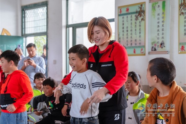 Ye Shiwen teaches children to swim