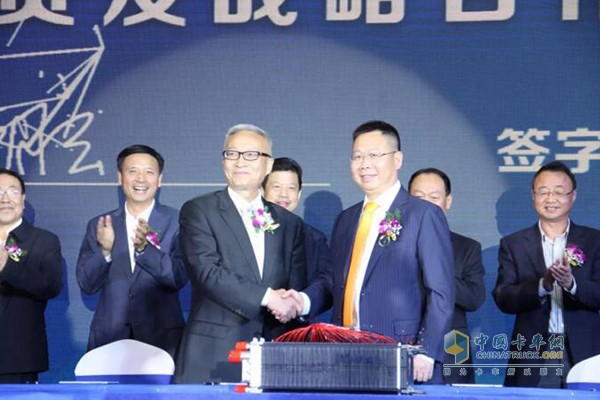 Shi Junfeng (first from right), chairman of Longsheng Technology, signed a strategic investment and strategic cooperation agreement with Wang Chaoyun (first from left), chairman of Hydrogen Corporation tomorrow.