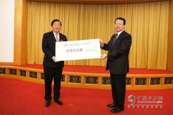 Gong Zheng awarded a bonus to Weichai Power, and Tan Xuguang represented the company to accept the award.