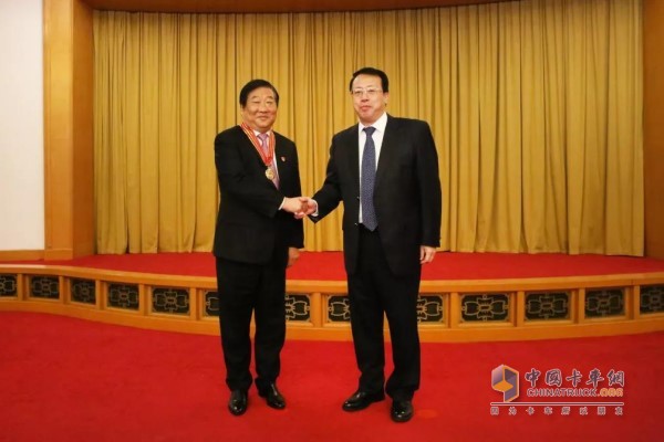 Gong Zheng awarded the Governor's Quality Award Medal to Tan Xuguang