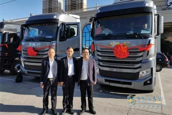 From left to right, for the Mercedes-Benz team sales service Wang Shidong, Mercedes-Benz team service manager Liu Haiyun, Jianghuai cross-eastern Mengdong region manager Hu Kecheng