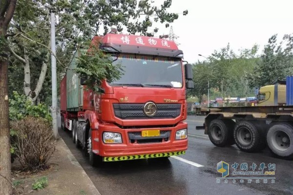 M3000 tractor equipped with Shaanxi Auto Cummins engine