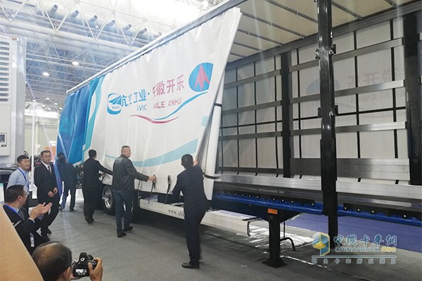 Anhui Kaile new side curtain semi-trailer new Wuhan Auto Show unveiled