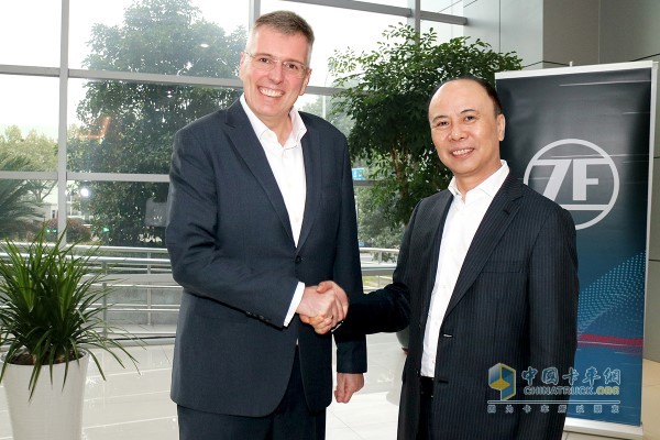 Dr. Holger Klein (left), Chairman of the Board of Directors of ZF Group, Asia Pacific and India, and Chen Jiancheng (right), Chairman of Wolong Holding Group