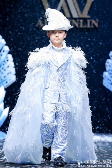 AIZILINLINÂ·Zhang Wen: "Frozen Spring Blossoms" kicked off the opening show of children's couture dresses at China International Fashion Week