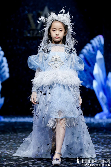 AIZILINLINÂ·Zhang Wen: "Frozen Spring Blossoms" kicked off the opening show of children's couture dresses at China International Fashion Week