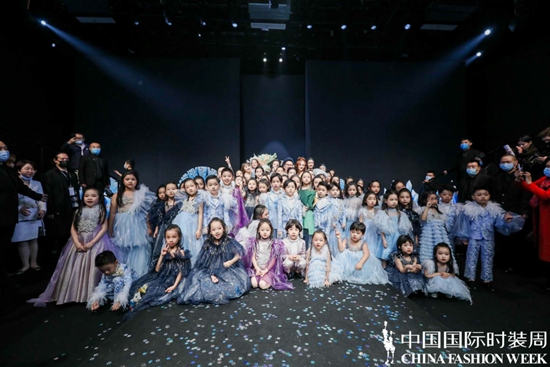 AIZILINLINÂ·Zhang Wen: "Frozen Spring Blossoms" kicked off the opening show of children's couture dresses at China International Fashion Week