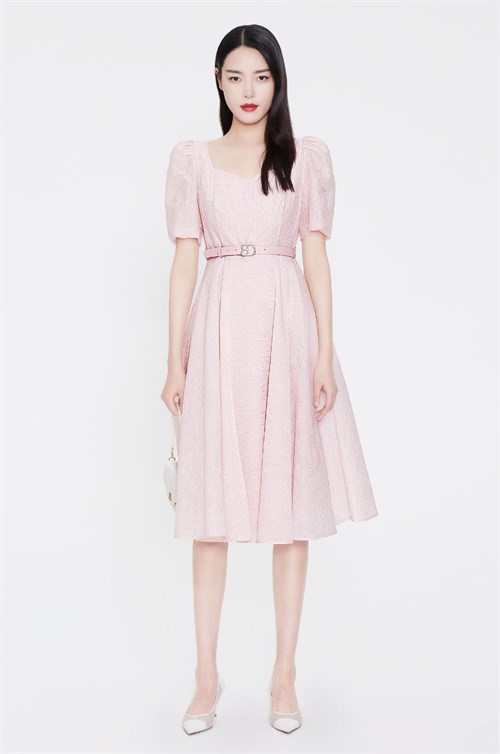 Jixian women's pink dress. This way she wears it in summer really shows her temperament