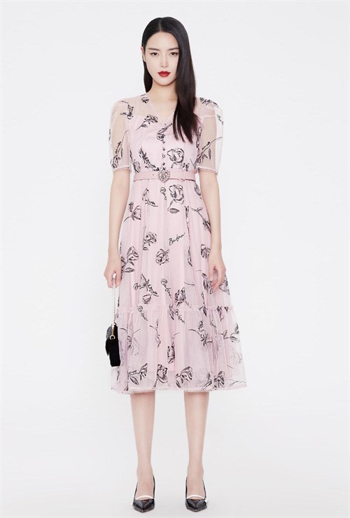 Jixian women's pink dress. This way she wears it in summer really shows her temperament