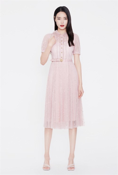 Jixian women's pink dress. This way she wears it in summer really shows her temperament