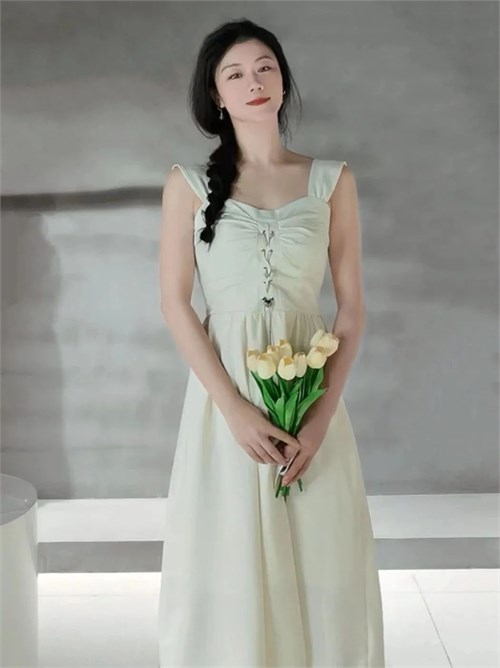 Nehefei's several fashionable outfits that don't show their fear in street photography