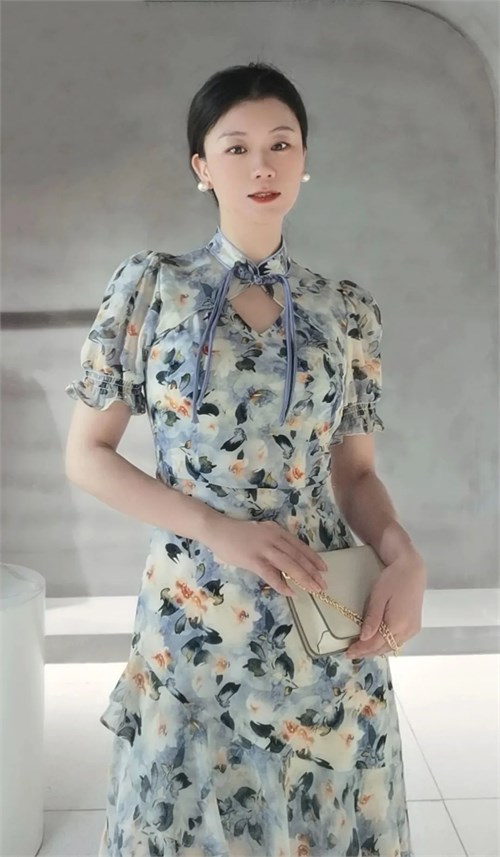 Nehefei's several fashionable outfits that don't show their fear in street photography