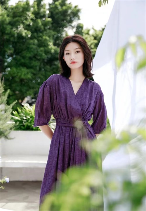 Elegant Simplicity Meets Intellectual Charm