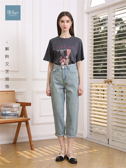 OR.Kart deconstructs women's clothing, revealing the secret to fashionable age reduction through versatile T-shirts