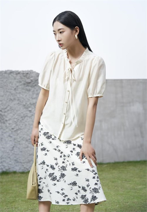 Keeping.u Shirt that never gets tired of releasing the lightness and charm of summer
