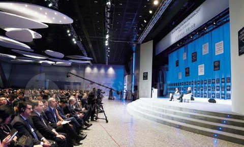 22-2 After attending the opening ceremony of the forum and giving a special speech, Premier Li Keqiang answered questions from Schwab, Chairman of the World Economic Forum. Premier Li Keqiang said that he hopes that everyone can objectively view the trend of the Chinese economy. The Chinese economy will continue to maintain medium and high growth. We have a population of 1.3 billion and have huge market potential and social creativity.