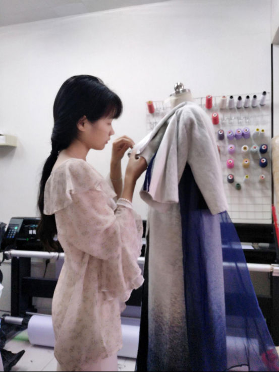 Interview with the contestants of the College Fashion Week Lin Lingzhi "Light Wind Moon"