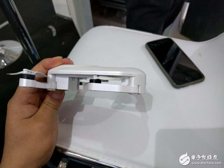 Zero-degree control releases a drone of the same size as a mobile phone