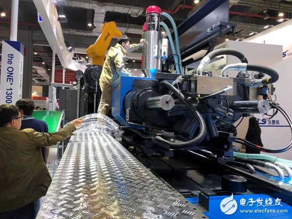 Looking at the intelligent manufacturing process of rubber and plastics industry from "2018 CHINAPLAS"