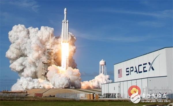 Falcon heavy rockets take off smoothly at the Kennedy Space Center LC-39A platform