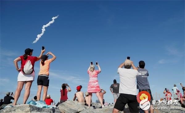 Falcon heavy rockets take off smoothly at the Kennedy Space Center LC-39A platform