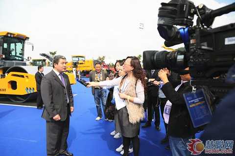 Xu Gong Group Deputy General Manager, Xugong Road Machinery Division General Manager, Party Secretary Wang celebrated the media interview