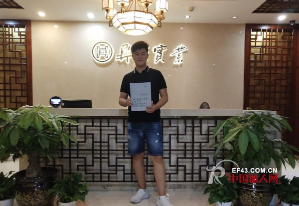 æ­è´ºä¼¯èŽ±æ ¼ç”·è£…å†æ·»ä¸¤ä½ç²¾è‹± æºæ‰‹å…±è¿›ï¼é½åˆ›æœªæ¥ï¼