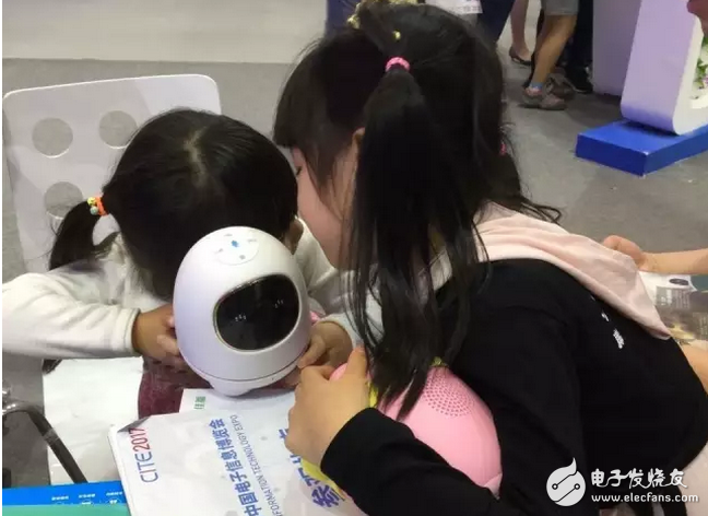 Robot net red "Alpha Little Egg" unveiled at China Electronic Information Expo