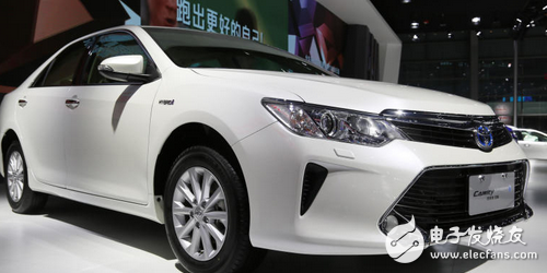 The Toyota Camry is priced at 259,800 yuan and has two powerful engines with seamless engine and motor.