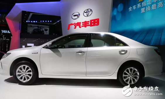 The Toyota Camry is priced at 259,800 yuan and has two powerful engines with seamless engine and motor.