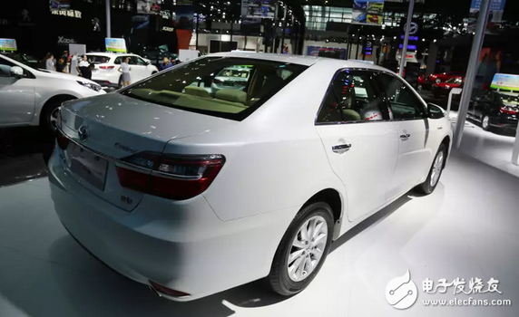 The Toyota Camry is priced at 259,800 yuan and has two powerful engines with seamless engine and motor.