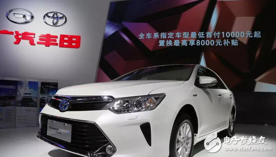 The Toyota Camry is priced at 259,800 yuan and has two powerful engines with seamless engine and motor.