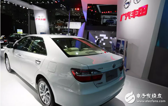 The Toyota Camry is priced at 259,800 yuan and has two powerful engines with seamless engine and motor.