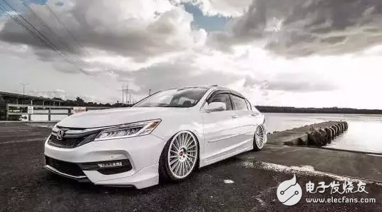 The tenth generation Honda Accord, it is almost against the sky! The world of looking faces must be super-spirited