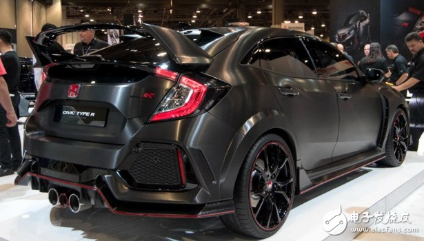 The four-door version of the Civic Type R is released! The central three-out exhaust has a strong desire to conquer!