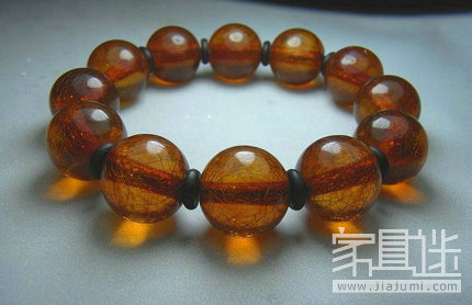 How to buy bracelets? Hand bunches are heavy, fine, and thin 2 amber bracelets.jpg