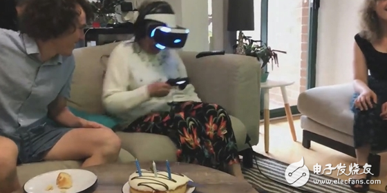 incredible! 80-year-old grandmother playing VR: actually shot the real gun on the screen anger