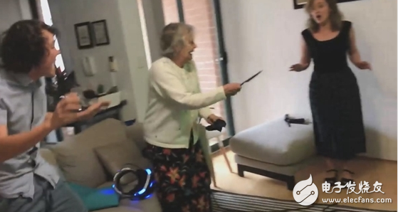 incredible! 80-year-old grandmother playing VR: actually shot the real gun on the screen anger