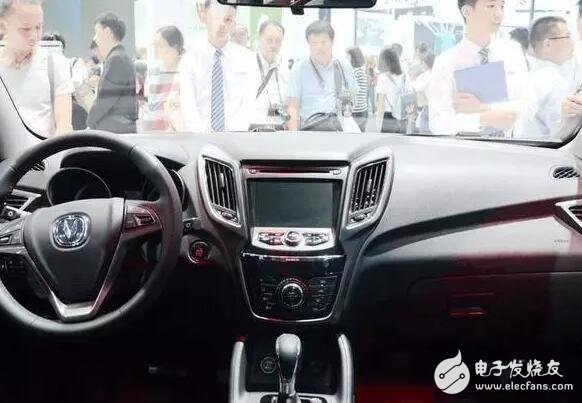 How about Changan CS75? Changan CS75 fell to 14,000, 1.8T full-time four-wheel drive! Appearance domineering power