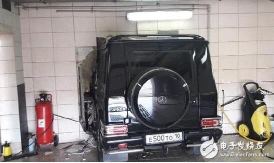 The real tough guy of the Mercedes-Benz G500, the car mechanic opened the Mercedes-Benz and broke through a wall. After the car came out, the front of the car was complete and the customer did not ask him to lose money.