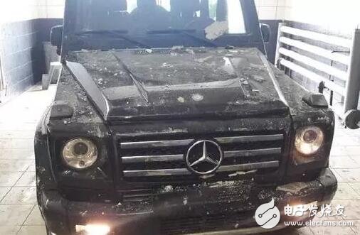 The real tough guy of the Mercedes-Benz G500, the car mechanic opened the Mercedes-Benz and broke through a wall. After the car came out, the front of the car was complete and the customer did not ask him to lose money.