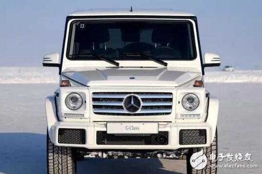 The real tough guy of the Mercedes-Benz G500, the car mechanic opened the Mercedes-Benz and broke through a wall. After the car came out, the front of the car was complete and the customer did not ask him to lose money.