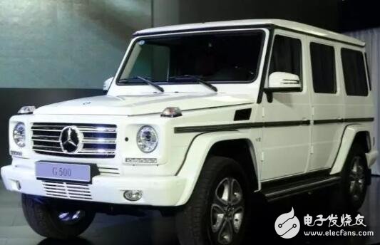 The real tough guy of the Mercedes-Benz G500, the car mechanic opened the Mercedes-Benz and broke through a wall. After the car came out, the front of the car was complete and the customer did not ask him to lose money.