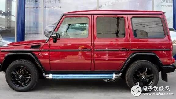 The real tough guy of the Mercedes-Benz G500, the car mechanic opened the Mercedes-Benz and broke through a wall. After the car came out, the front of the car was complete and the customer did not ask him to lose money.