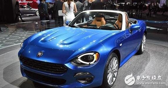 Fiat 124Spider open-top appearance, interior, black and yellow contrast in the color to create a sense of fashion and sport, the price is only 200,000