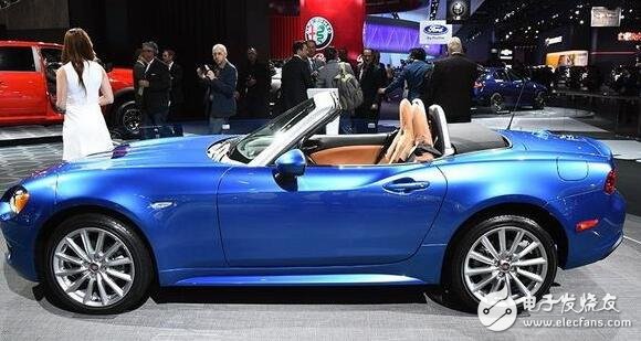 Fiat 124Spider open-top appearance, interior, black and yellow contrast in the color to create a sense of fashion and sport, the price is only 200,000