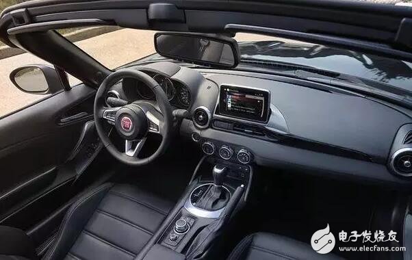 Fiat 124Spider open-top appearance, interior, black and yellow contrast in the color to create a sense of fashion and sport, the price is only 200,000